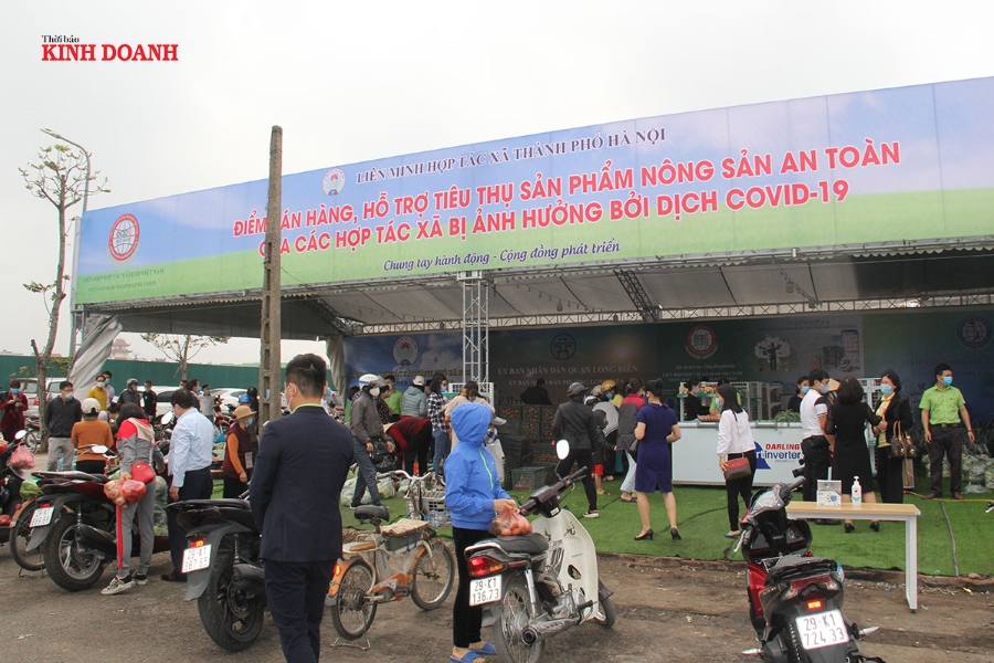 Đông đảo người dân quận Long Biên đến mua hàng hỗ trợ người dân vùng dịch được bán tại đường Cổ Linh, quận Long BIên.