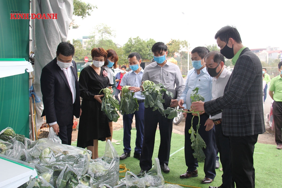 Đại diện Trung tâm Xúc tiến thương mại và Đầu tư, Liên minh HTX TP Hà Nội đến khai trương điểm bán hàng hỗ trợ các HTX tại đường Cổ Linh.