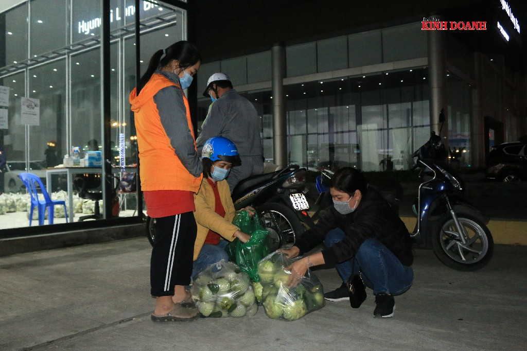 Do nhu cầu ít, người dân chia sẻ túi ổi lớn.