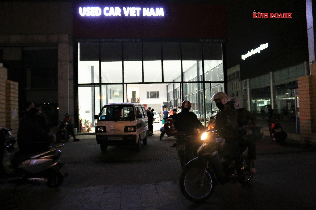 21h tại điểm bán Long Biên, rất đông người dân chờ mua nông sản giải cứu.