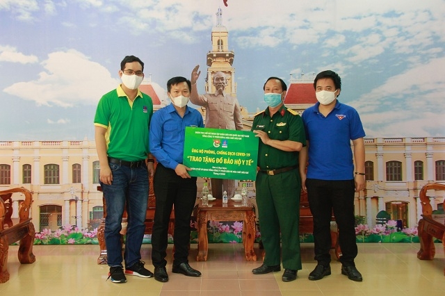 PVFCCo trao tặng vật tư y tế cho khu cách ly - Bệnh viện dã chiến Củ chi năm 2020.