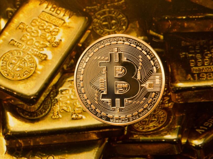 Bitcoin và vàng, cả hai tài sản này thường được coi là phương tiện để đa dạng hóa danh mục đầu tư .