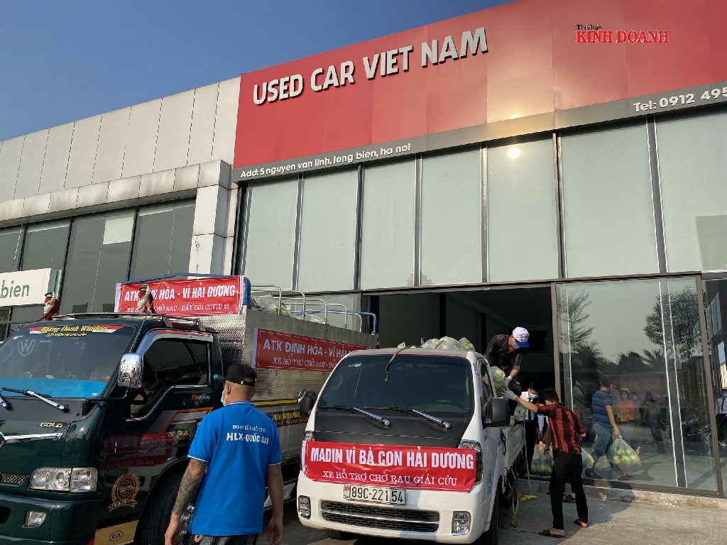 Xe tải chở nông sản giải cứu cập điểm bán.