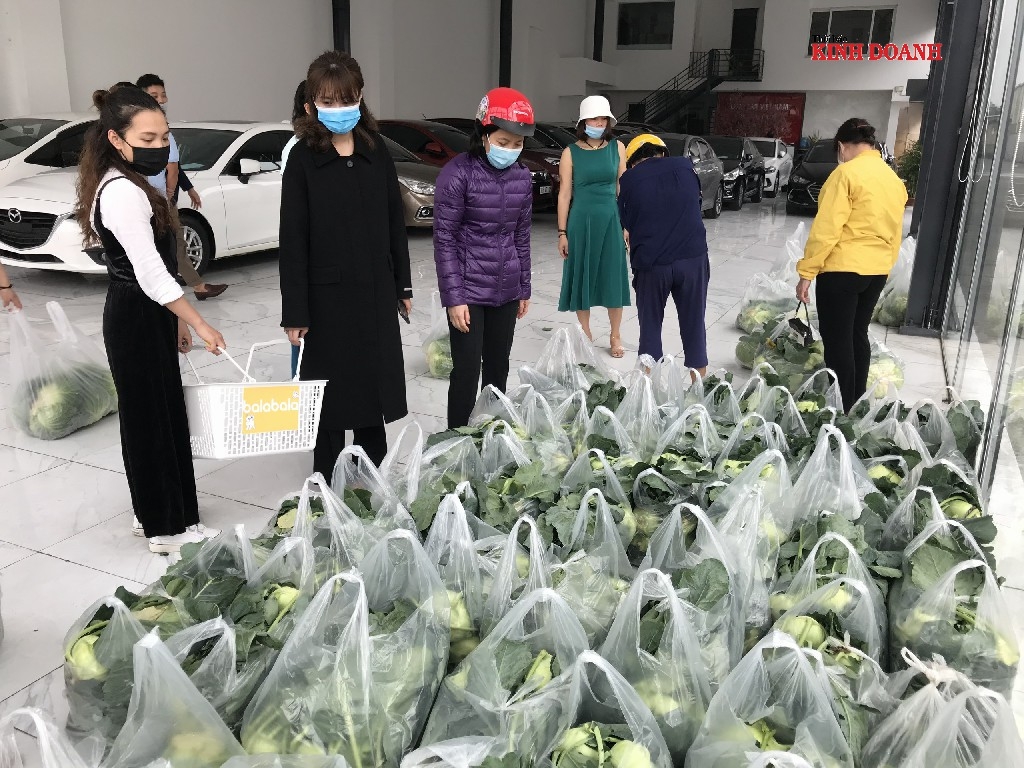 Showroom ô tô rộng 200m2 trở thành điểm tập kết nông sản.