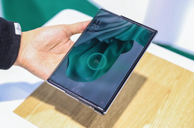 Oppo trình diễn công nghệ sạc với model smartphone mới, Oppo X 2021. (Ảnh Int).