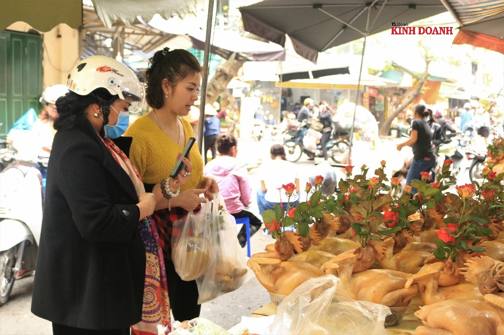 Nhiều người già, chị em nội trợ vẫn đến tận nơi mua hàng để chọn được gà lễ đẹp, ưng ý.