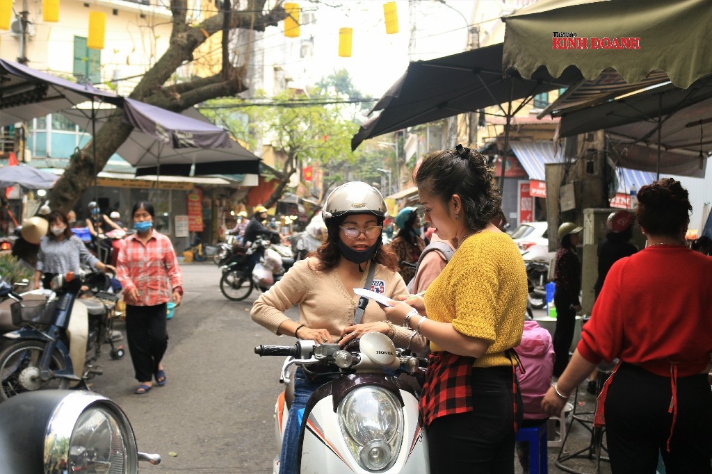 Khách liên tục đặt hàng, ship tận nơi.