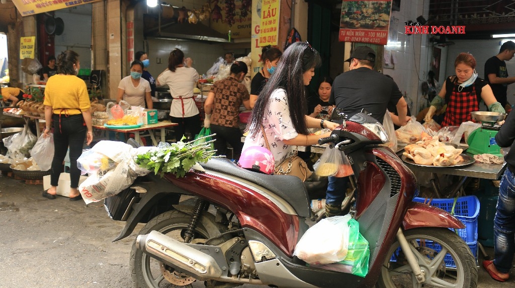 15 phút dạo quanh phố là có đầy đủ mâm lễ cúng.