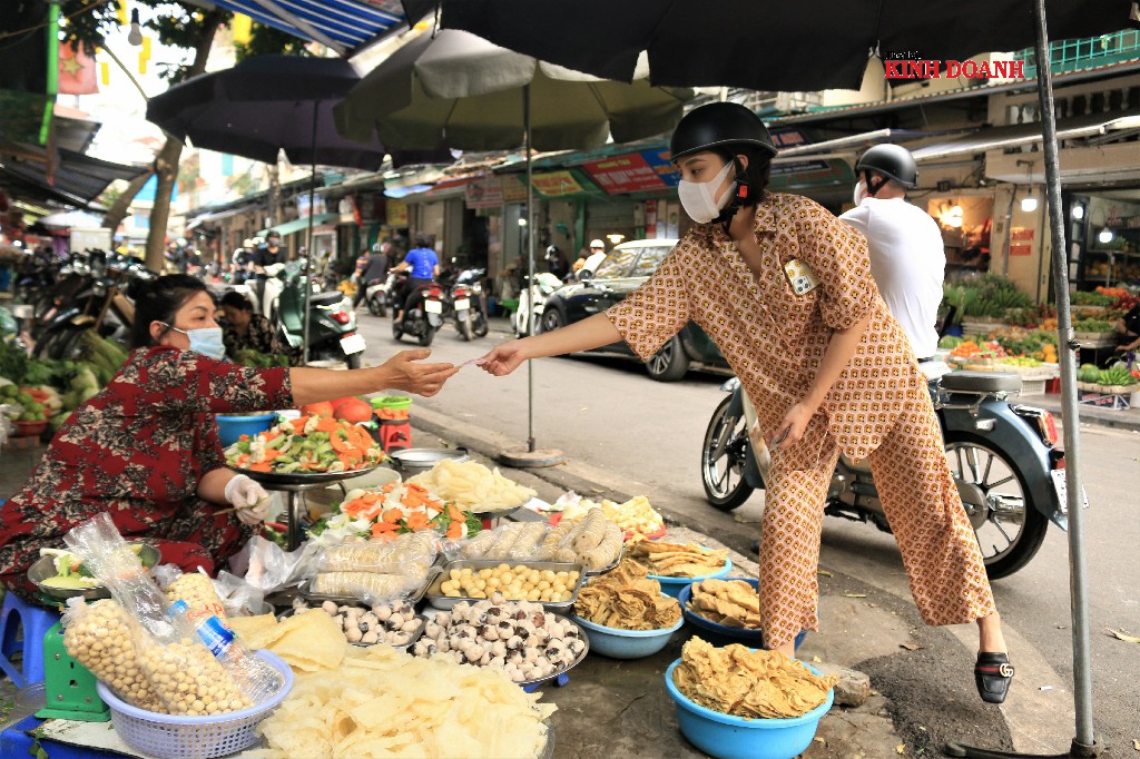 Nguyên liệu làm món canh bóng cũng được bán sẵn với giá 50.000 đồng/bát nhỏ.