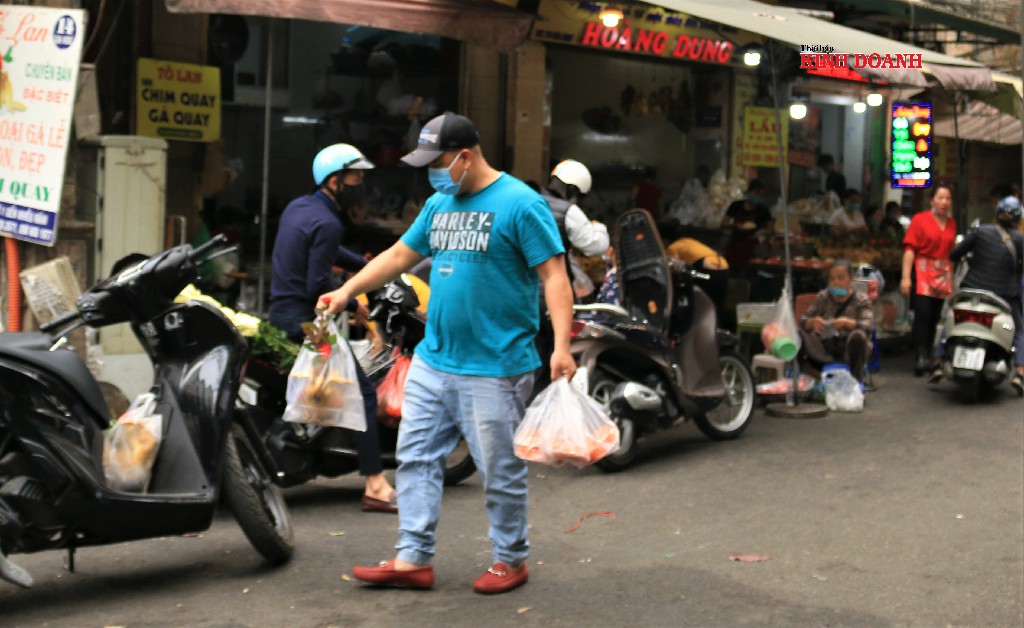 Người dân Hà Nội tất bật sắm lễ cúng rằm.