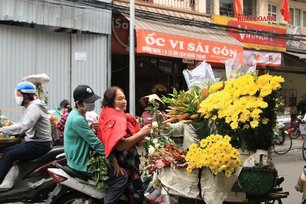 Mặt hàng hoa tươi vẫn ở giá ổn định 15.000 đồng/10 bông cúc, 20.000 đồng/10 bông hồng.