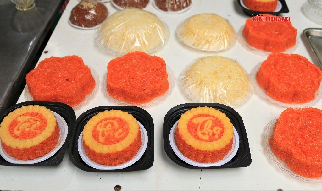 Xôi gấc được trang trí đẹp mắt, có giá 40.000-50.000 đồng/đĩa.