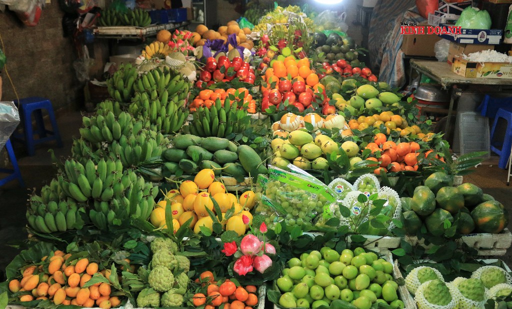 Các loại hoa quả trong nước, nhập khẩu có mặt đầy đủ trên phố nhà giàu.