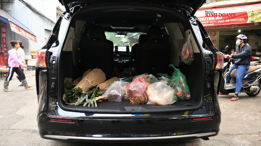 Với quan niệm, cúng cả năm không bằng Rằm tháng Giêng, nhiều người không ngại chi lớn cúng lễ cầu bình an, phúc lộc.