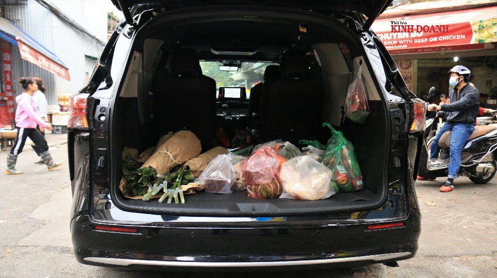 Với quan niệm, cúng cả năm không bằng Rằm tháng Giêng, nhiều người không ngại chi lớn cúng lễ cầu bình an, phúc lộc.