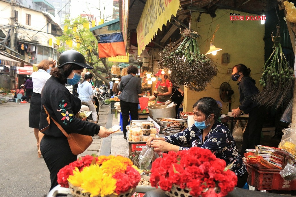 Cau trầu, hoa, giấy tiền vàng mã là lễ vật không thể thiếu.