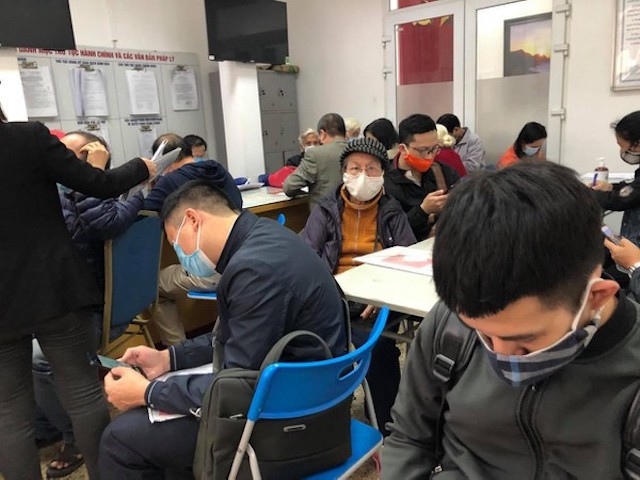 Nhiều người xếp hàng chờ đến lượt được nộp tiền sử dụng đất. (Ảnh: TP)