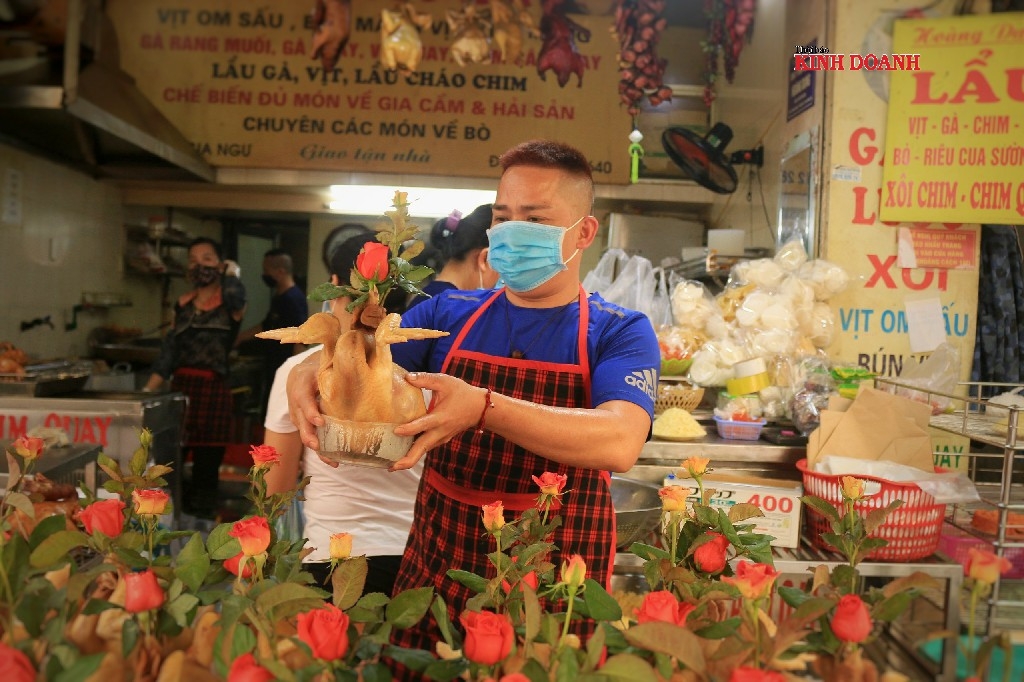 Gà lễ dáng tung cánh, ngậm hoa hồng cháy hàng.