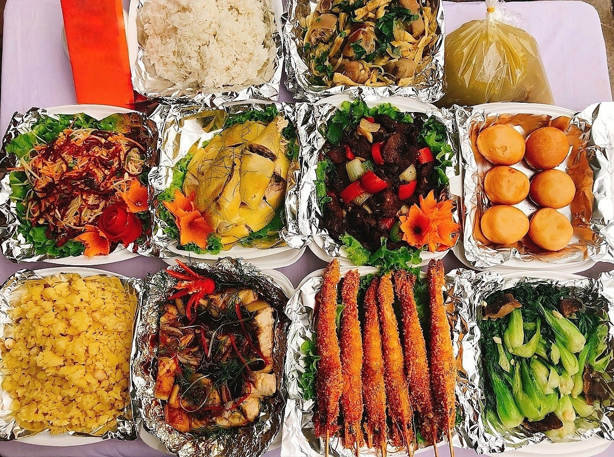 Đồ ăn được bọc trong giấy bạc, đảm bảo độ nóng và tươi ngon.