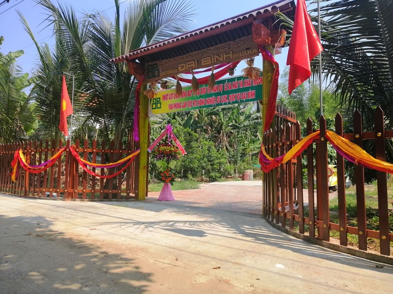 Cổng vào khu du lịch của HTX Đại Bình.