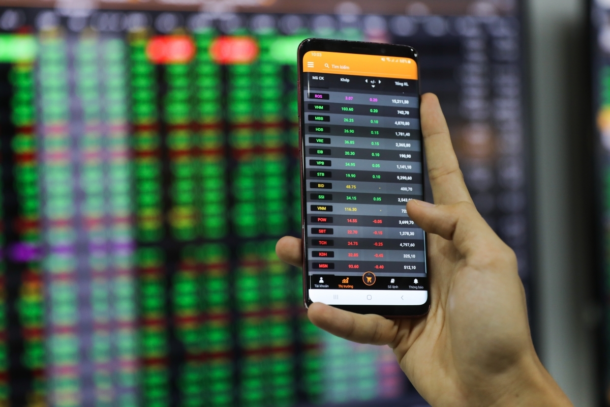 Việc chuyển một số cổ phiếu từ HoSE sang HNX được cho là sẽ giảm tải giao dịch cho HoSe