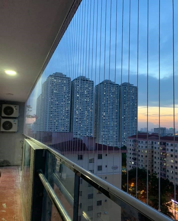 Trong trường hợp hỏa hoạn, người dân có thể dùng kìm cắt lưới để thoát nạn.