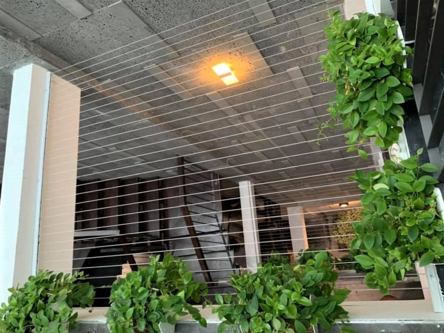 Lưới an toàn khu vực giếng trời, vừa đảm bảo an toàn, vừa lấy ánh sáng tự nhiên tốt.