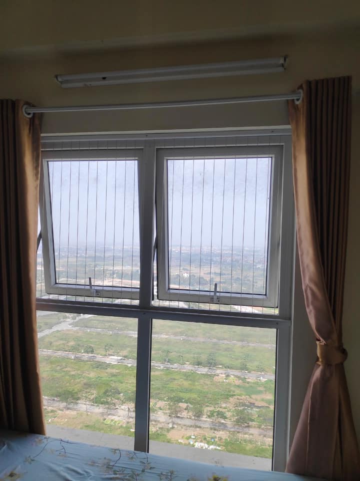 Phòng của trẻ nhỏ đươc lắp đặt lưới ở các cửa sổ.