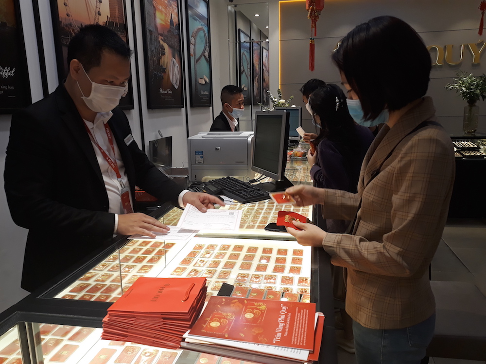 Giá vàng trong nước đang cao hơn giá vàng thế giới quy đổi khoảng 7,5 triệu đồng/lượng.