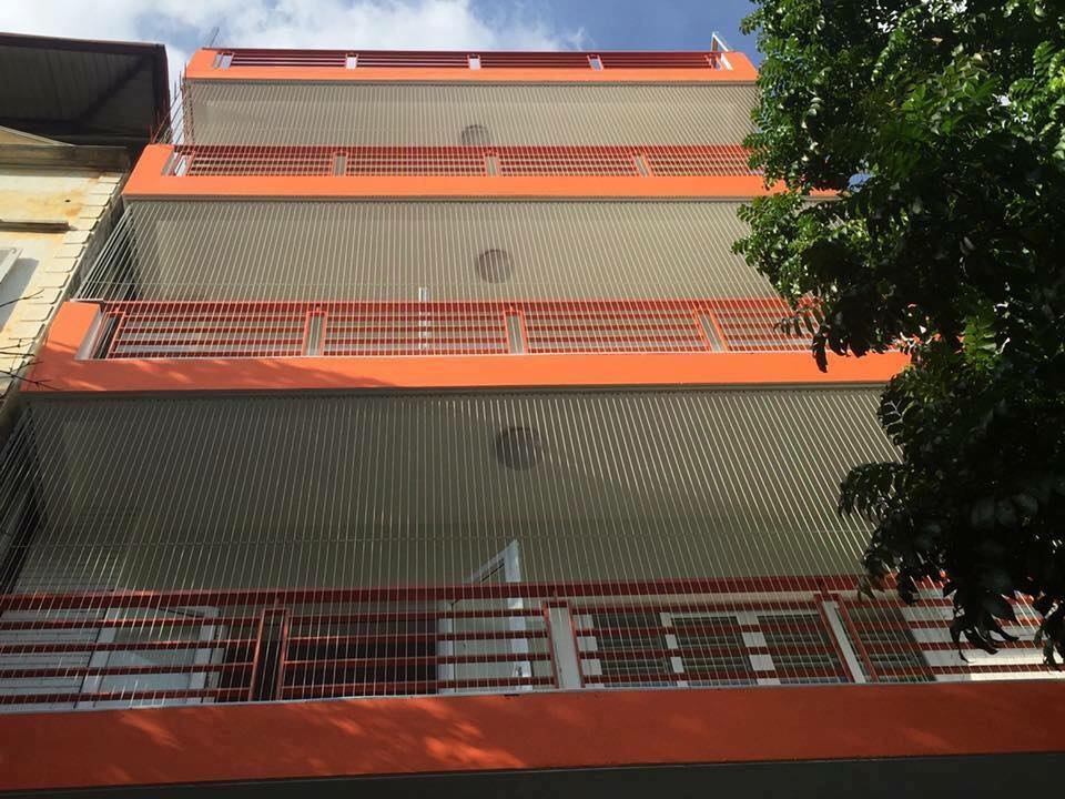 Nhà cao tầng được lắp đặt toàn bộ hệ thống lưới an toàn, chống trộm.