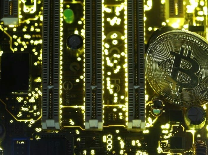 Một bitcoin trên bo mạch chủ của PC có thể nhìn thấy trong hình minh họa này. Bộ định tuyến Thomson