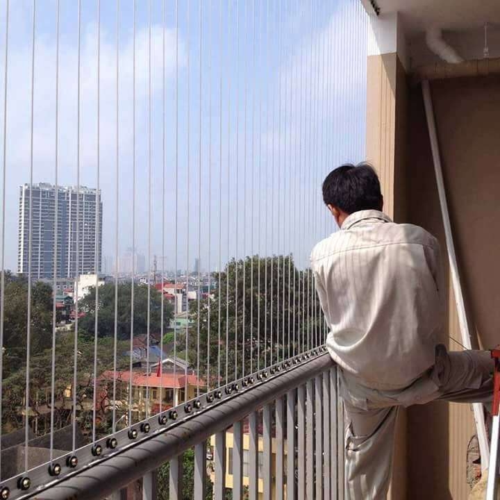 Thợ lắp đặt lưới an toàn làm việc hết công suất đến tận 22h vẫn không xuể.