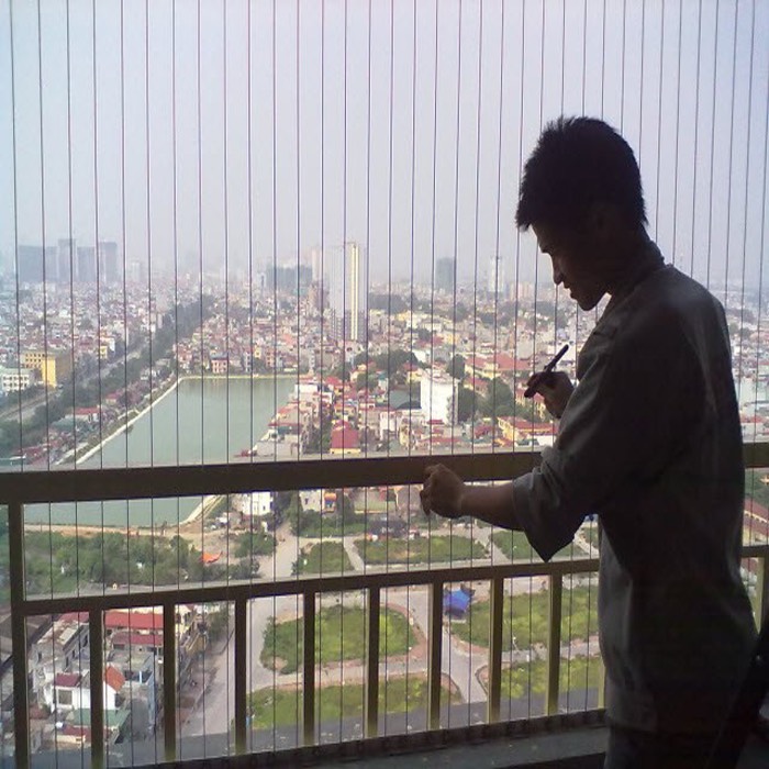 Vất vả nhưng thu nhập trong những ngày gần đây của thợ lắp đặt lưới an toàn tăng rõ rệt.