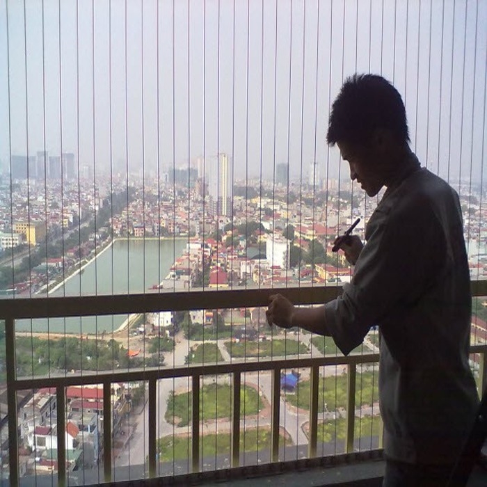 Vất vả nhưng thu nhập trong những ngày gần đây của thợ lắp đặt lưới an toàn tăng rõ rệt.