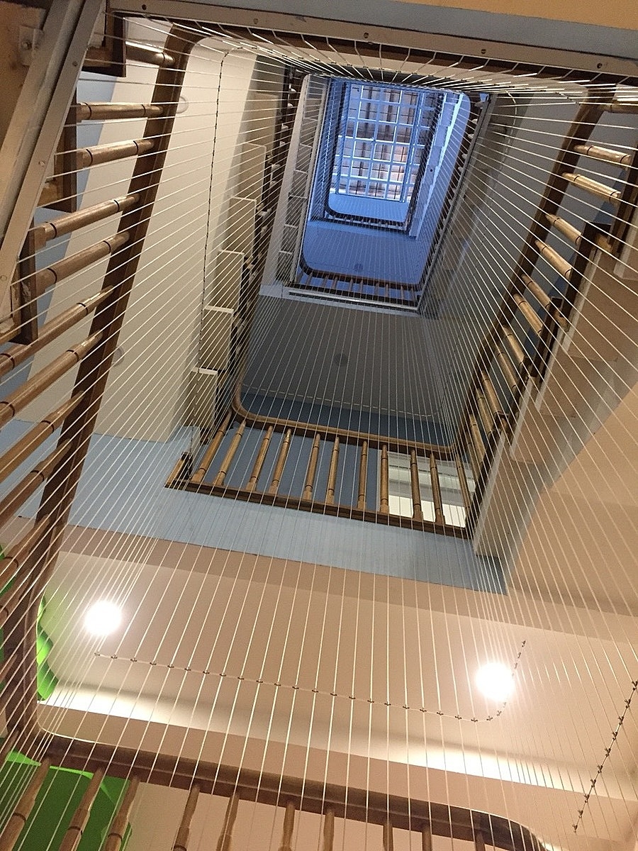 Nhiều gia đình còn lắp lưới an toàn xuyên tầng.