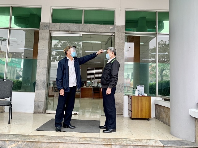 Chi nhánh tiến hành đo thân nhiệt ngay tại Trụ sở.