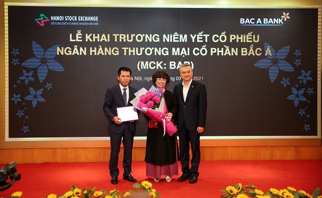 Đại diện BAC A BANK nhận bảng chứng nhận niêm yết cổ phiếu và hoa chúc mừng từ Sở GDCK Hà Nội.