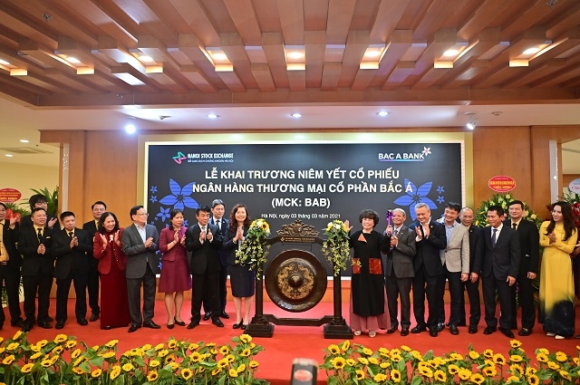 Nghi thức đánh cồng khai trương phiên giao dịch đầu tiên của BAC A BANK trên sàn HNX