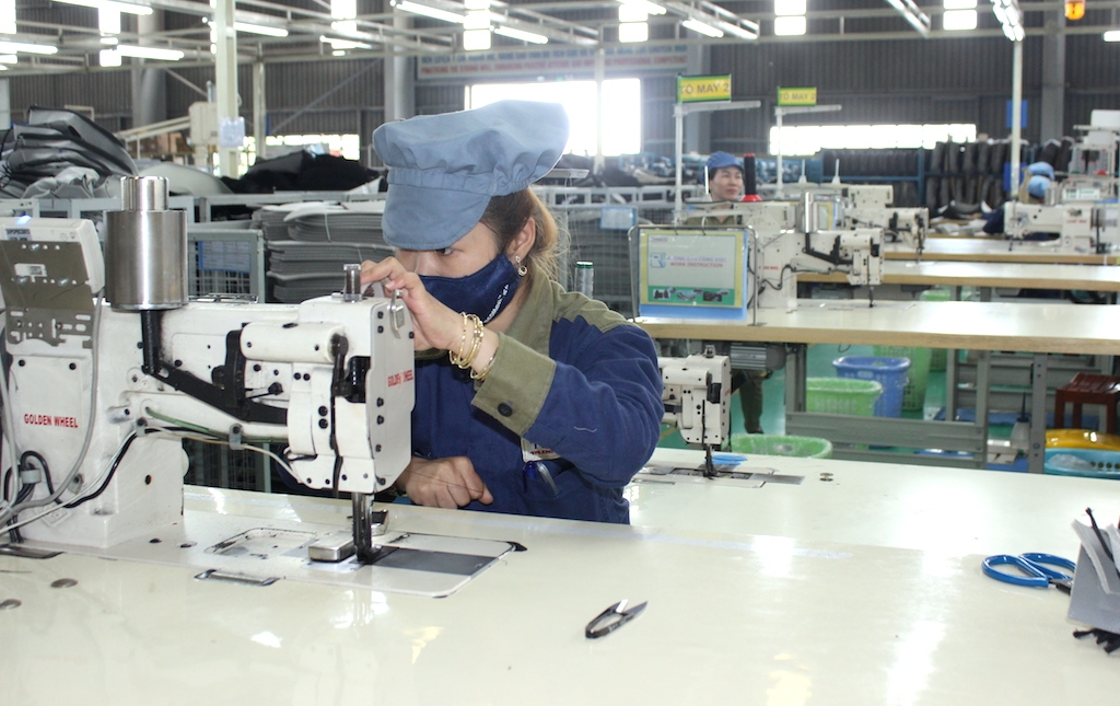 Việc sửa đổi quy định xử lý thuế đối với hàng NK để sản xuất XK đưa đi gia công lại giúp tháo gỡ khó khăn cho DN dệt may.