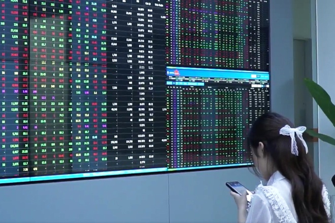 Nhiều ý kiến cho rằng việc chuyển niêm yết cổ phiếu trên HoSE sang HNX sẽ gây ra sự xáo trộn không đáng có.