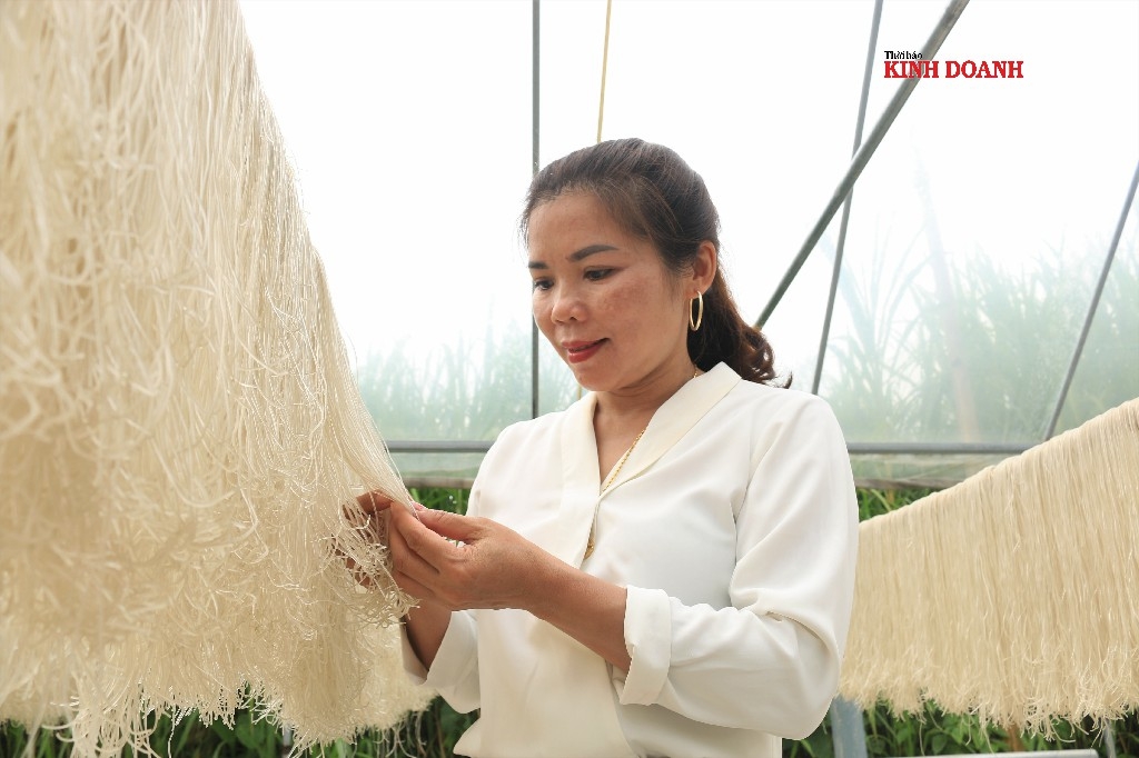 Giám đốc HTX Tài Hoan Nguyễn Thị Hoan kiểm tra sản phẩm.