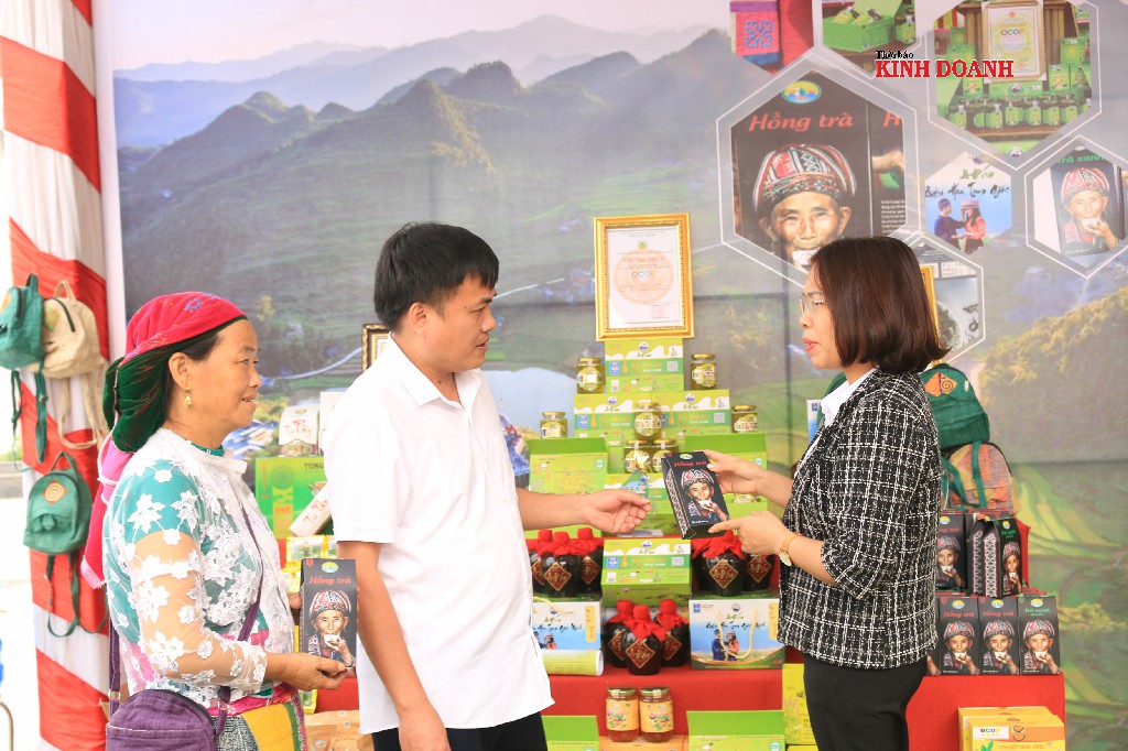 Chị Sùng Thị Máy, Phó giám đốc HTX dệt lanh Cán Tỷ đang giới thiệu sản phẩm của Hà Giang hội chợ OCOP.