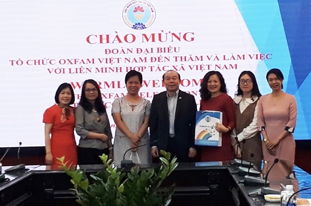 Chủ tịch Liên minh HTX Việt Nam Nguyễn Ngọc Bảo chụp ảnh cùng Đoàn công tác của Oxfam.