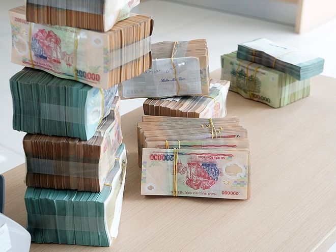 Không ít nhà đầu tư cá nhân đắn đo lựa chọn giữa kênh đầu tư trái phiếu hay gửi tiết kiệm tại ngân hàng.