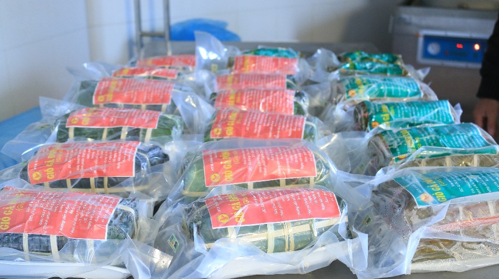 Sản phẩm giò gà đươc chế biến, đóng gói và chuyển đi tiêu thụ tại nhiều tỉnh thành trên cả nước.