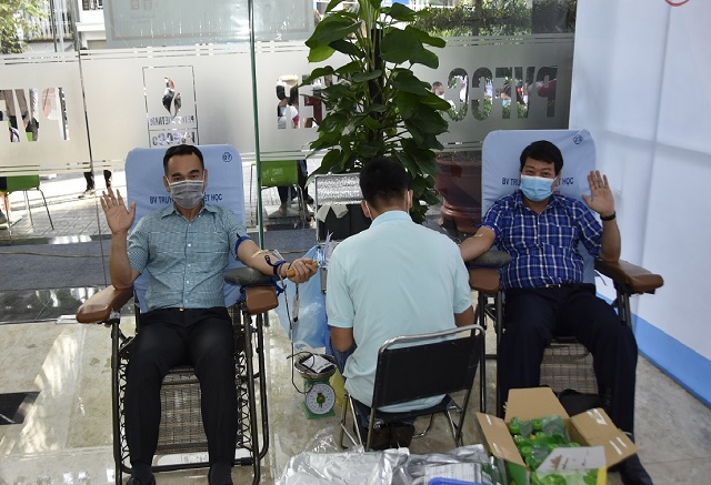 Đã có rất đông CBCNV, đoàn viên thanh niên đã đến làm các thủ tục đăng ký hiến máu từ sáng sớm.