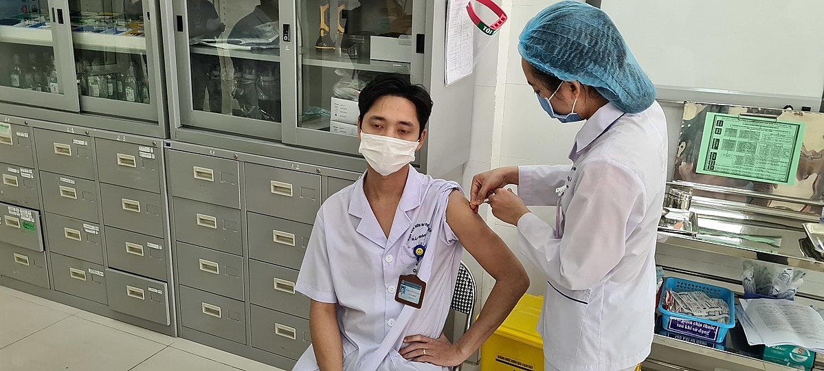 Nhân viên y tế là một trong những đối tượng được ưu tiên tiêm những mũi tiêm vắc xin đầu tiên.