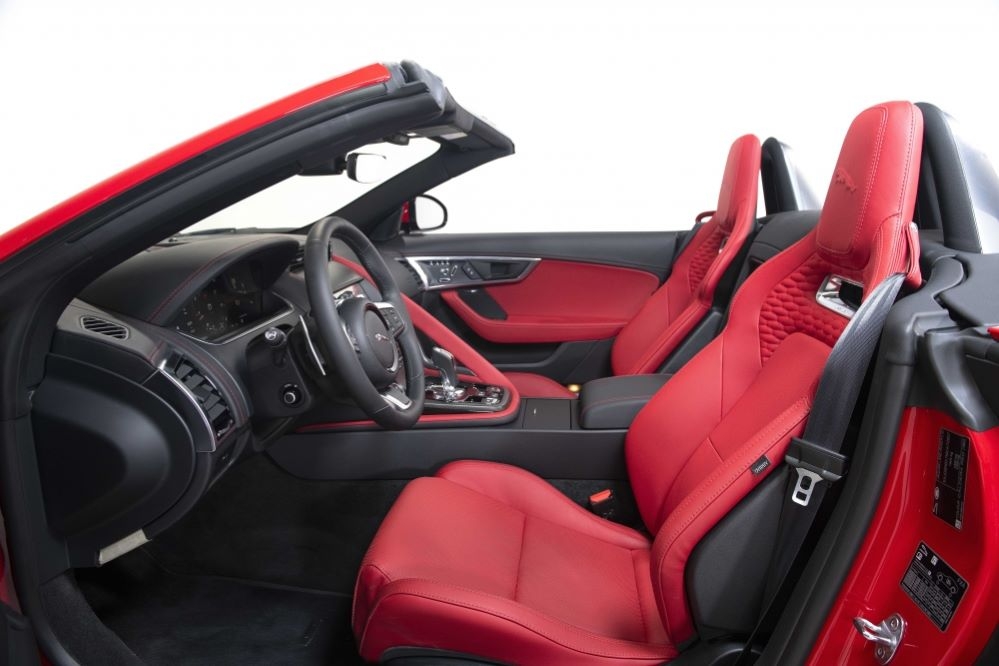 Các chi tiết ngoại thất độc đáo làm nổi bật phong cách thể thao của F-Type 2021, trong khi các tính năng thiết kế nội thất vừa hiện đại, vừa đẹp mắt (Ảnh: Int)