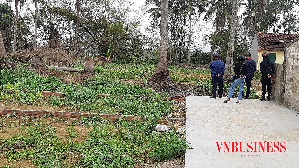 Một trong những lô đất thổ cư mà môi giới cho là tiềm năng tại xã Hoa Động, tuy nhiên vị trí đất nằm lại nằm ở đường cụt, sát cánh đồng...