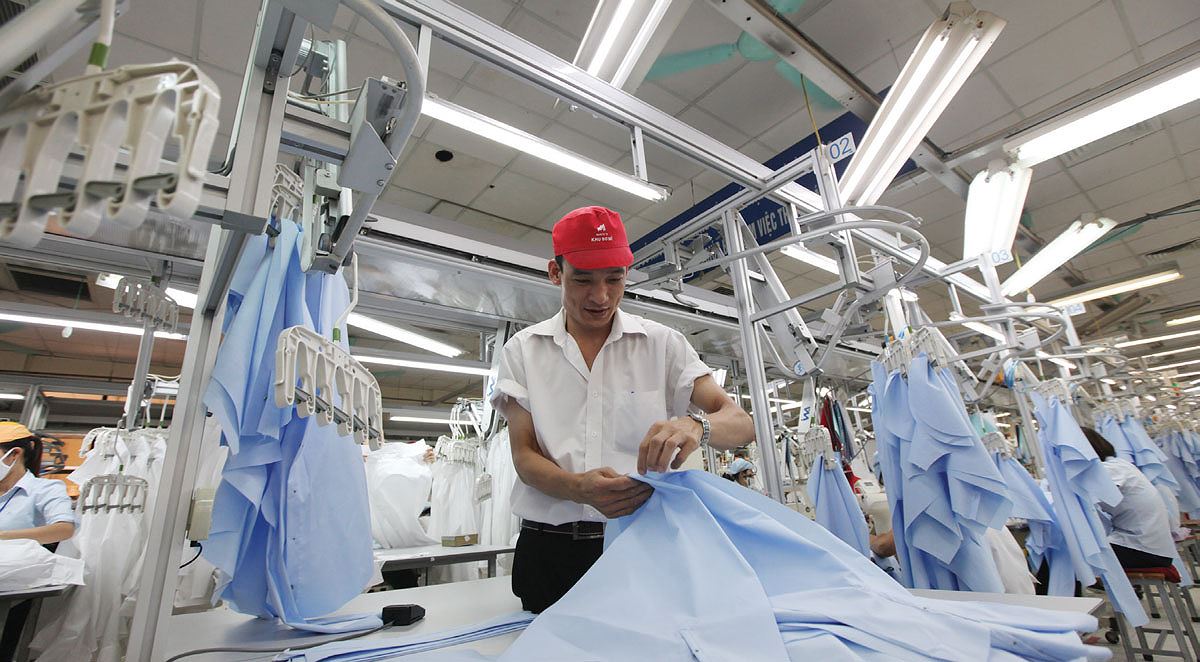 Xuất khẩu dệt may chấp nhận giảm giá để giành đơn hàng.